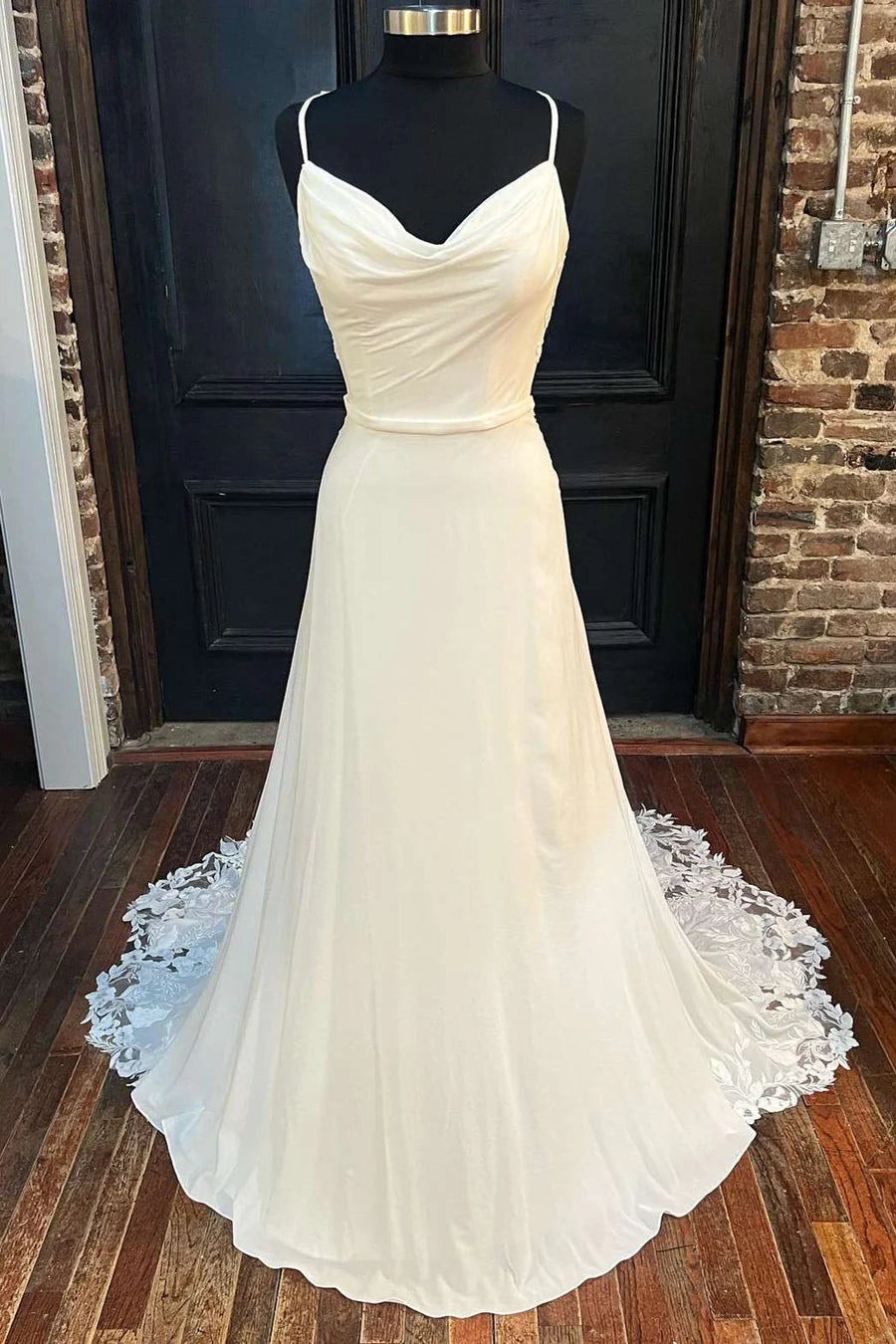 Vestido de novia largo con escote vuelto, espalda abierta y ribete de encaje